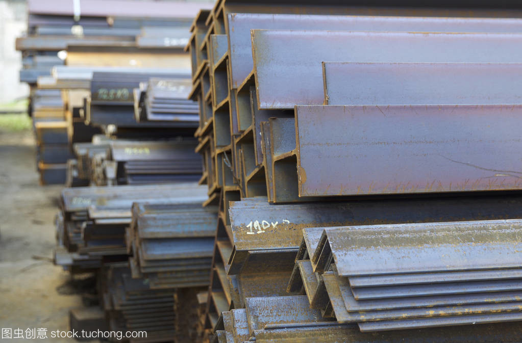 金屬制品倉(cāng)庫(kù)中的多樣金屬材料與制品